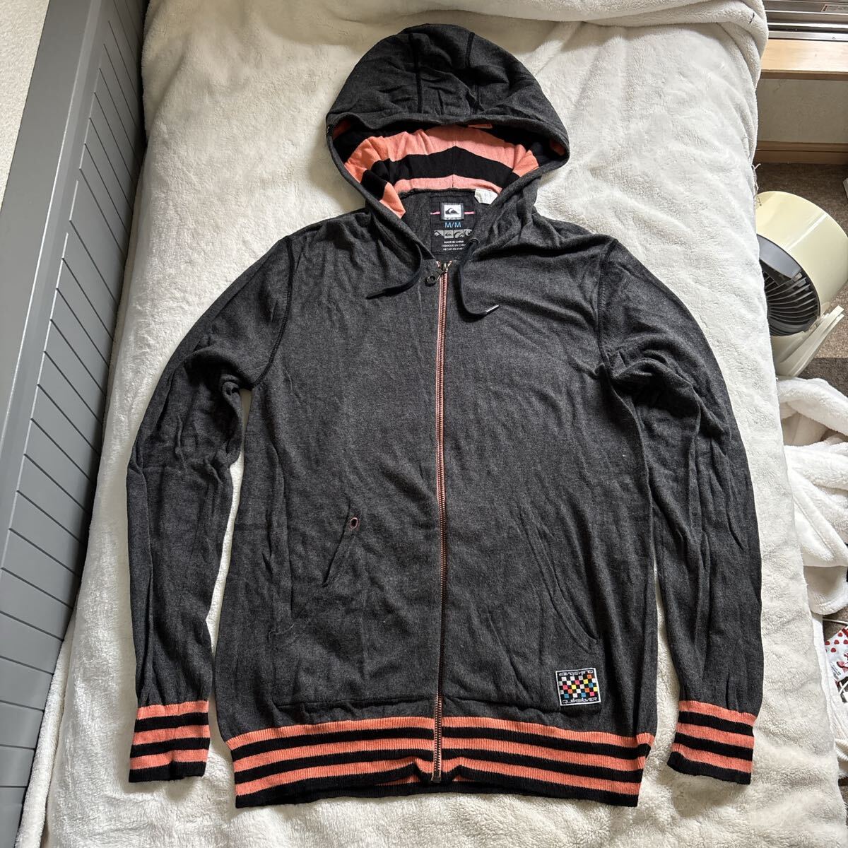 Quiksilver クイックシルバー フード付きパーカー Mサイズ グレー拍卖