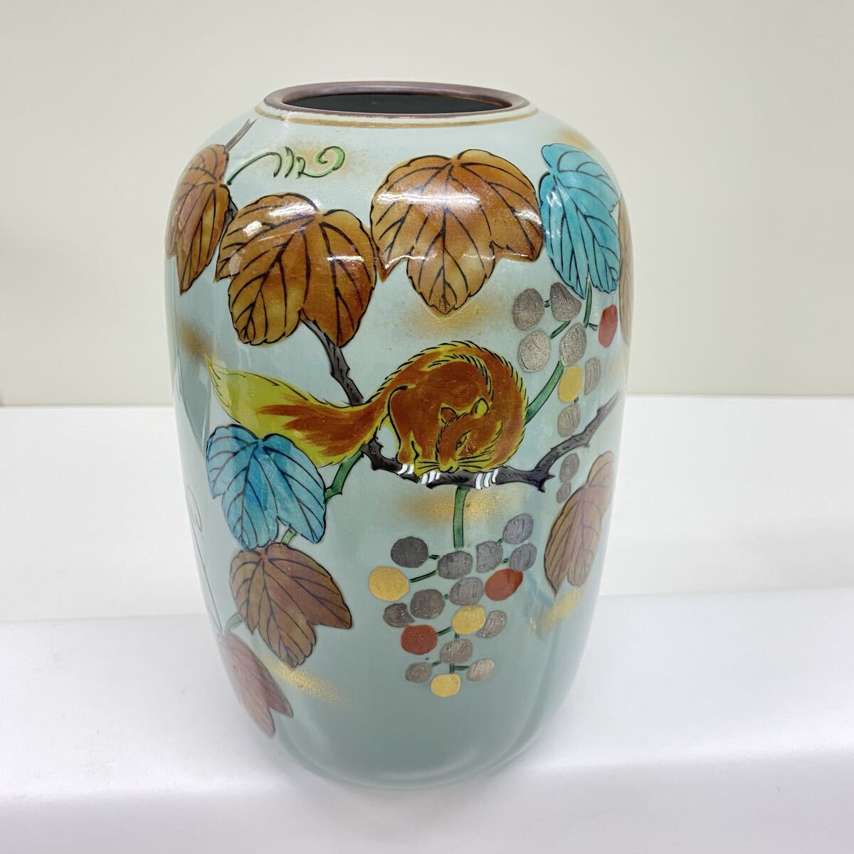 945 陶器 九谷焼 仙龍窯 ぶどうとリス模様 五彩 色絵 金彩 鉄釉 花瓶 花器 花入 壺 フラワーベース 陶印あり拍卖