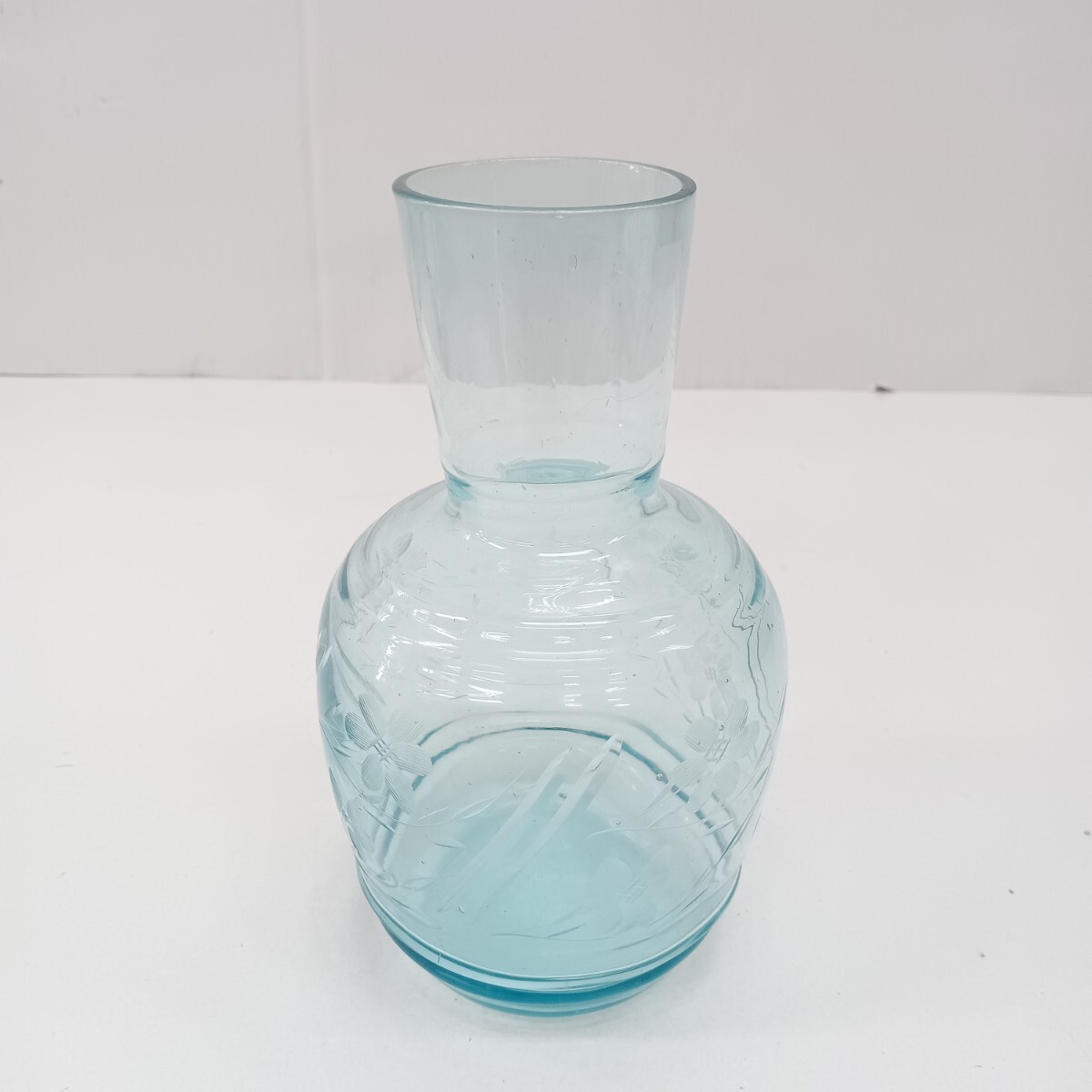 281 冠水瓶 水差し ピッチャー 花瓶 フラワーベース 切子 ガラス工芸 ガラス製 高さ約18.5cm 欠けあり 現状品拍卖
