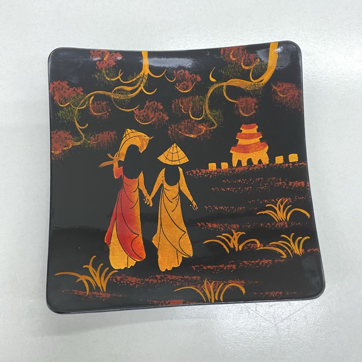 782 ベトナム 漆器 木製 手書き 工芸品 飾り皿 民芸品 MINH PHUONG ミンフォン 伝統工芸品 皿 菓子器拍卖