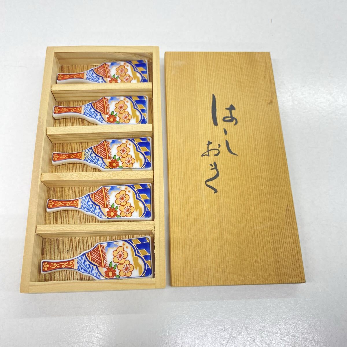 622 陶器 有田焼 羽子板型 箸置き 金彩色絵 はしおき 和食器 コレクション5個セット 木箱付 拍卖