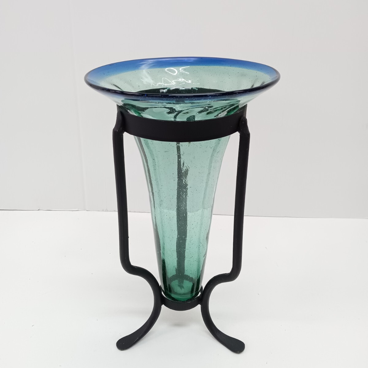 ★B69 ワイヤースタンド付 花瓶 花入 花器 フラワーベース ガラス製 伝統工芸品 インテリア雑貨 高さ約32cm 現状品拍卖