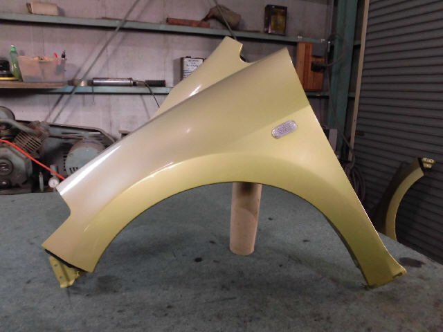 2kurudepa H17年 ティーダ DBA-NC11 左 フロント フェンダー 63101-ED030 黄色 E32 7678拍卖
