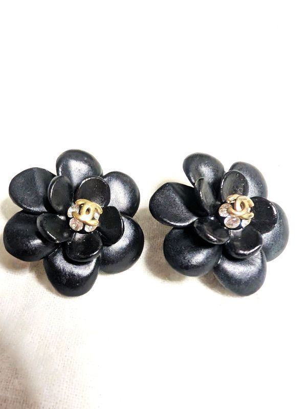 美品 CHANEL シャネル ココマーク CC カメリア フラワー イヤリング ブラック 02A ラインストーン W 2.7 cm 1504拍卖