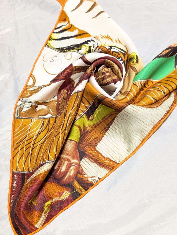 HERMES エルメス トライアングルジェアン 115cm Carre En Carre トライアングル スカーフ 100% シルク 王者の虎 パウニ 1524拍卖