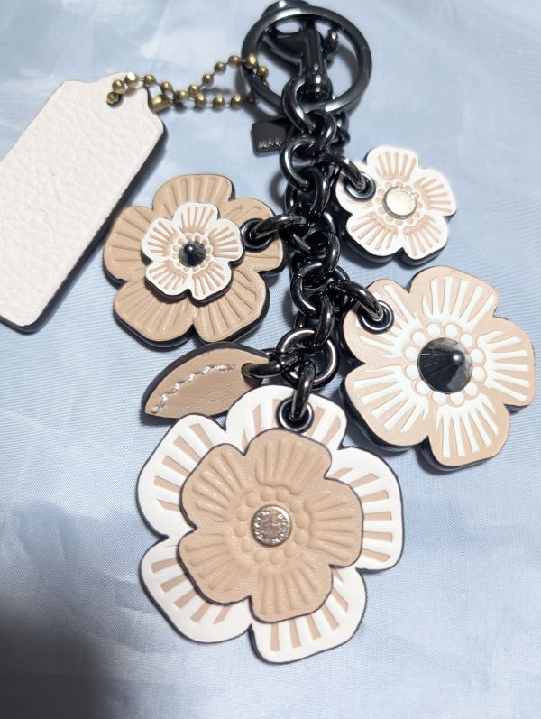 未使用 美品 COACH コーチ ティーローズ フラワー バッグ チャーム キーホルダー キーリング ベージュ ホワイト L 16cm 1613拍卖