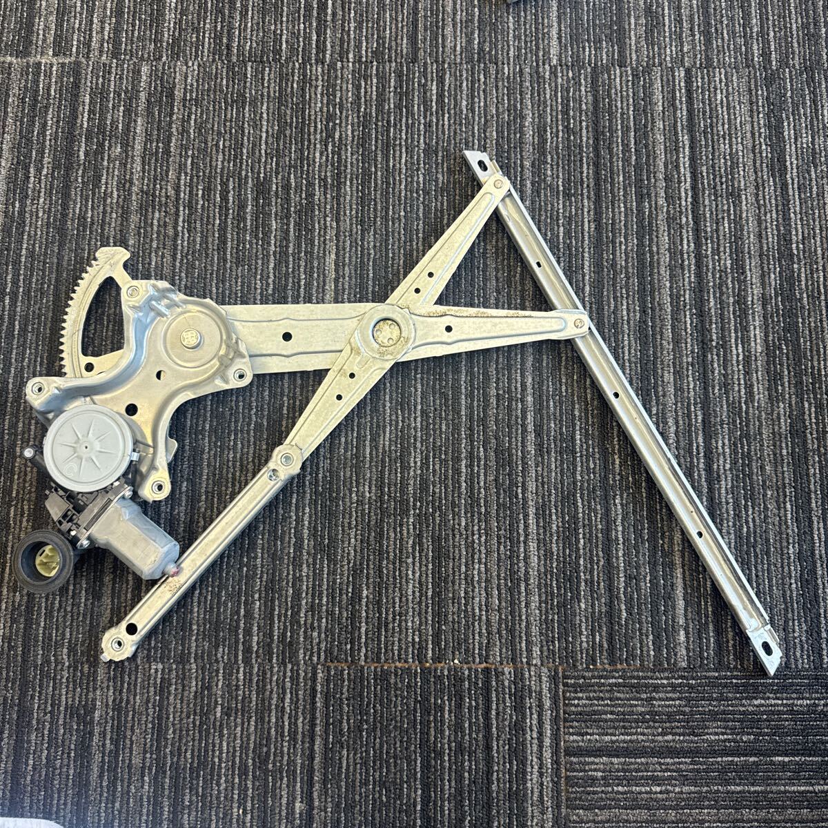 トヨタ アクア 左 フロント レギュレターモーター デンソー 85720-35140 262100-2341拍卖