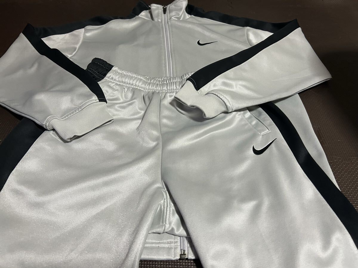 新品同様NIKEシルバー、黒(光沢有り)ロゴ黒(刺繍)ストレッチ上下セット サイズM拍卖