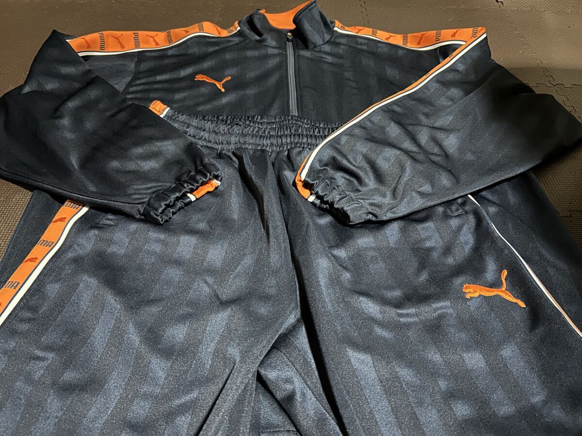 PUMA濃紺ストライプ、ロゴオレンジ(刺繍)肩ラインロゴ入りストレッチ上下セット サイズL〜XO拍卖