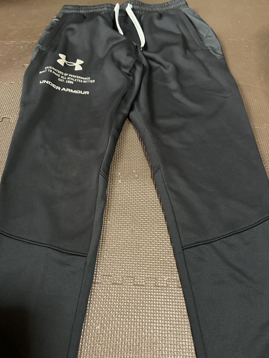 新品UNDERARMOUR黒、ロゴシルバー、ストレッチパンツ サイズMD拍卖