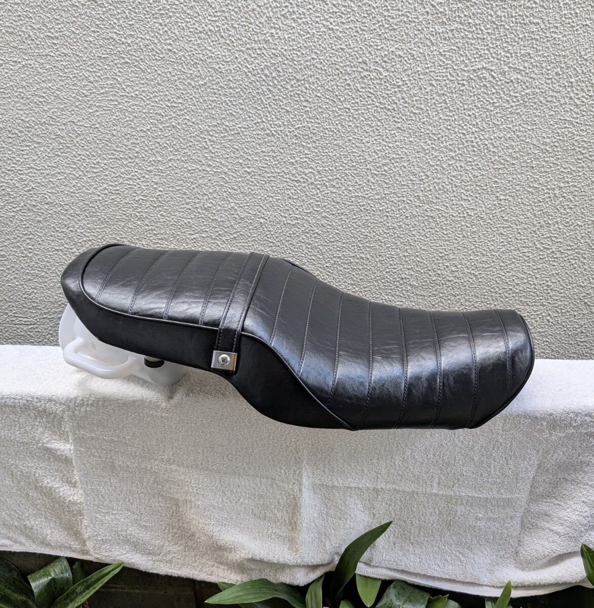 ヤマハ YAMAHA R1-Z 250用シートになります。ノーマルシートを別売りのタッグロールタイプのカバーに合わせてアンコ抜きしたものになります拍卖