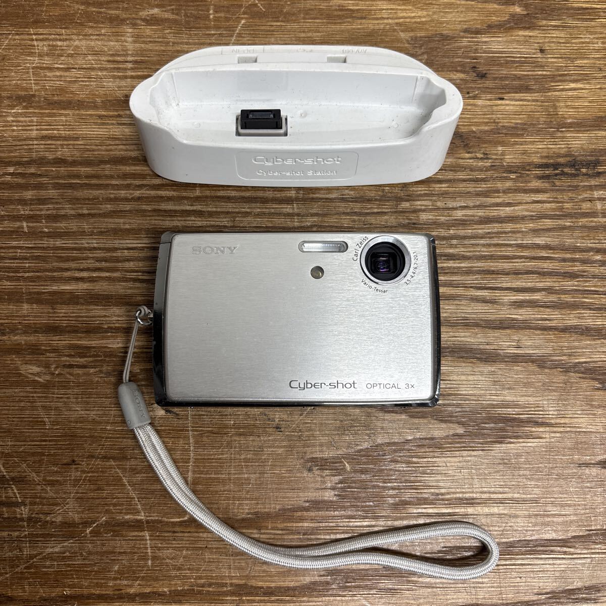 UTN847 SONY Cyber-shot DSC-T33 ソニー サイバーショット デジカメ スタンド付 通電のみ確認済み 現状品 ジャンク扱い拍卖