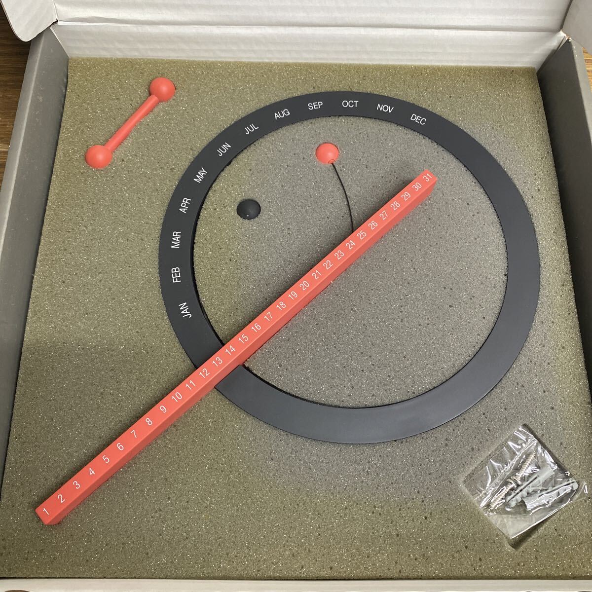 UTM454 MoMA Perpetual Calender パーペチュアルカレンダー ブラック×レッド拍卖