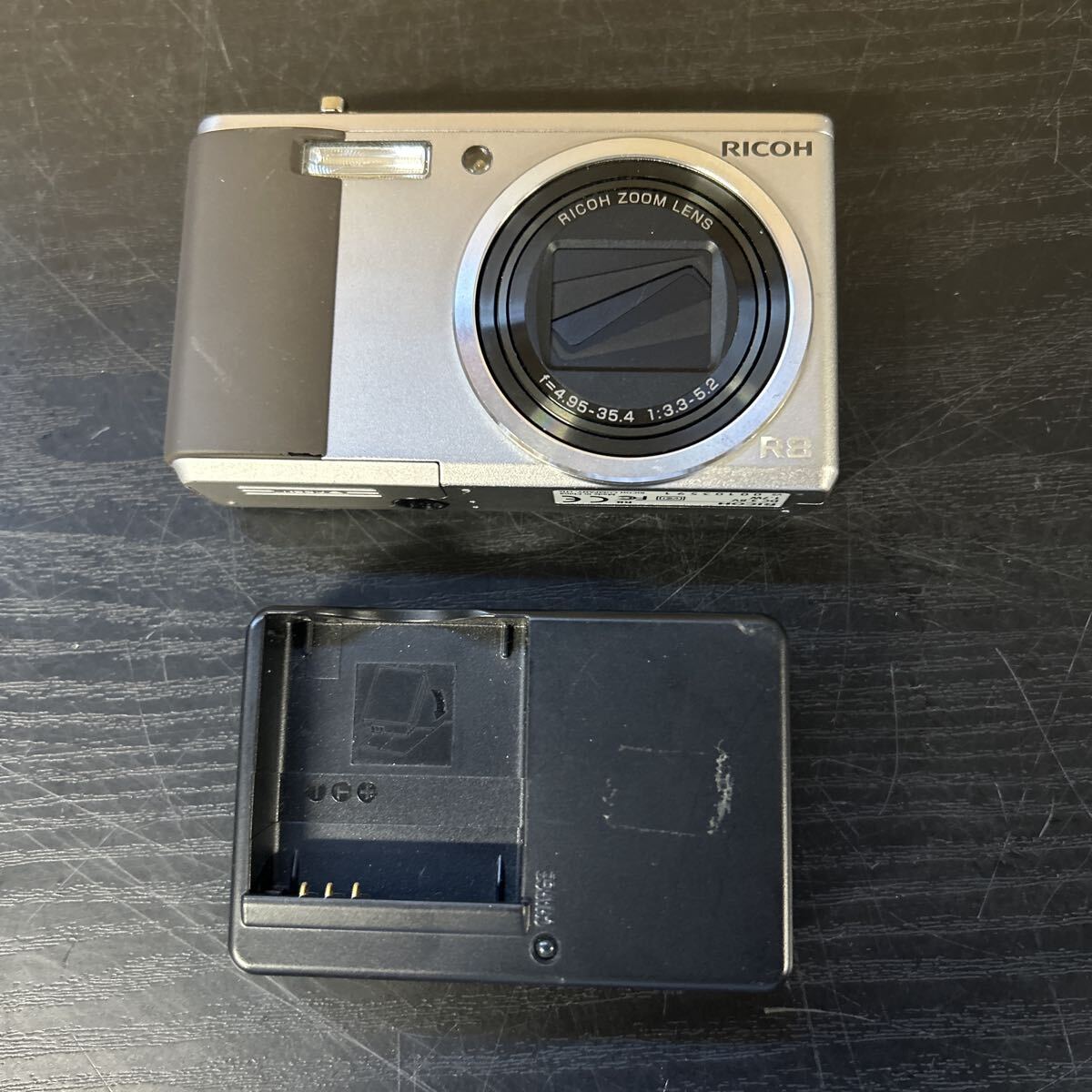 UTH1 RICOH R8 リコー コンパクトデジタルカメラ デジカメ シルバー バッテリー・充電器付き 簡易動作確認済 現状品拍卖
