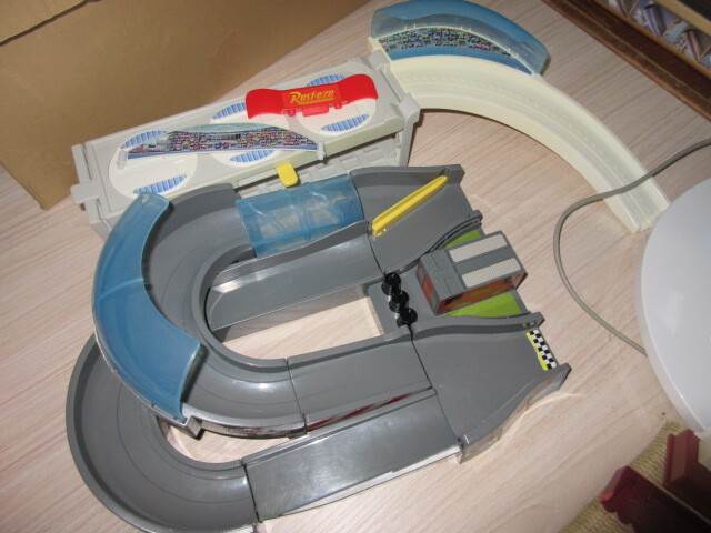 R071006 断捨離 処分「ディズニーカーズ トミカ まわしてレーシング!2weyサーキット 欠品 部品取り」ジャンク拍卖