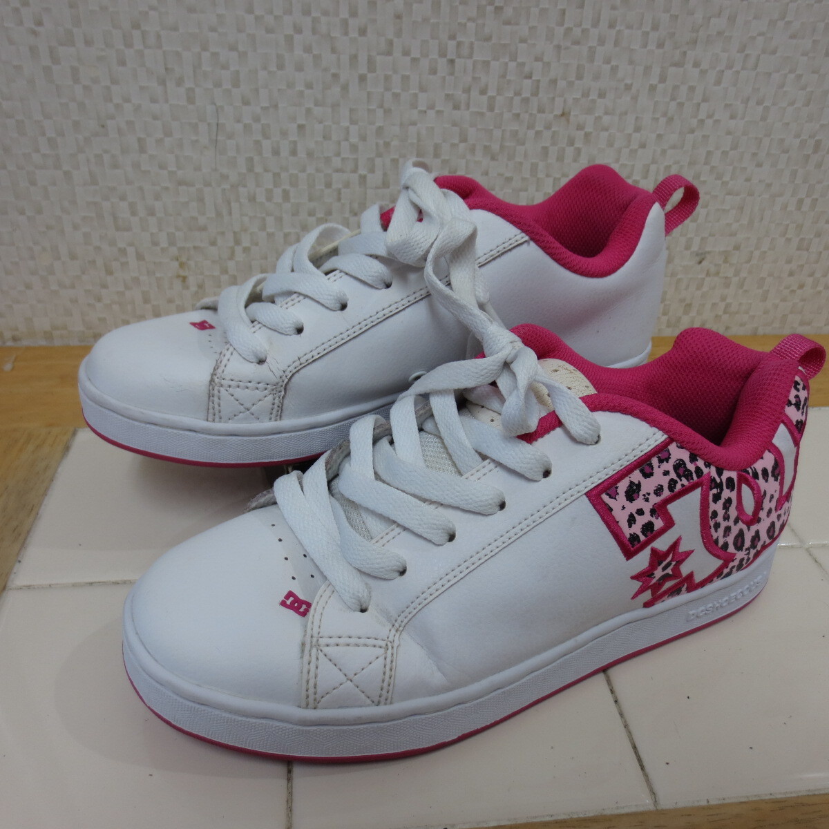 着用少 ディーシーシューズ ローカットスニーカー ホワイト ピンク ヒョウ柄 23㎝ DC SHOES レタパ600円 I10/2拍卖
