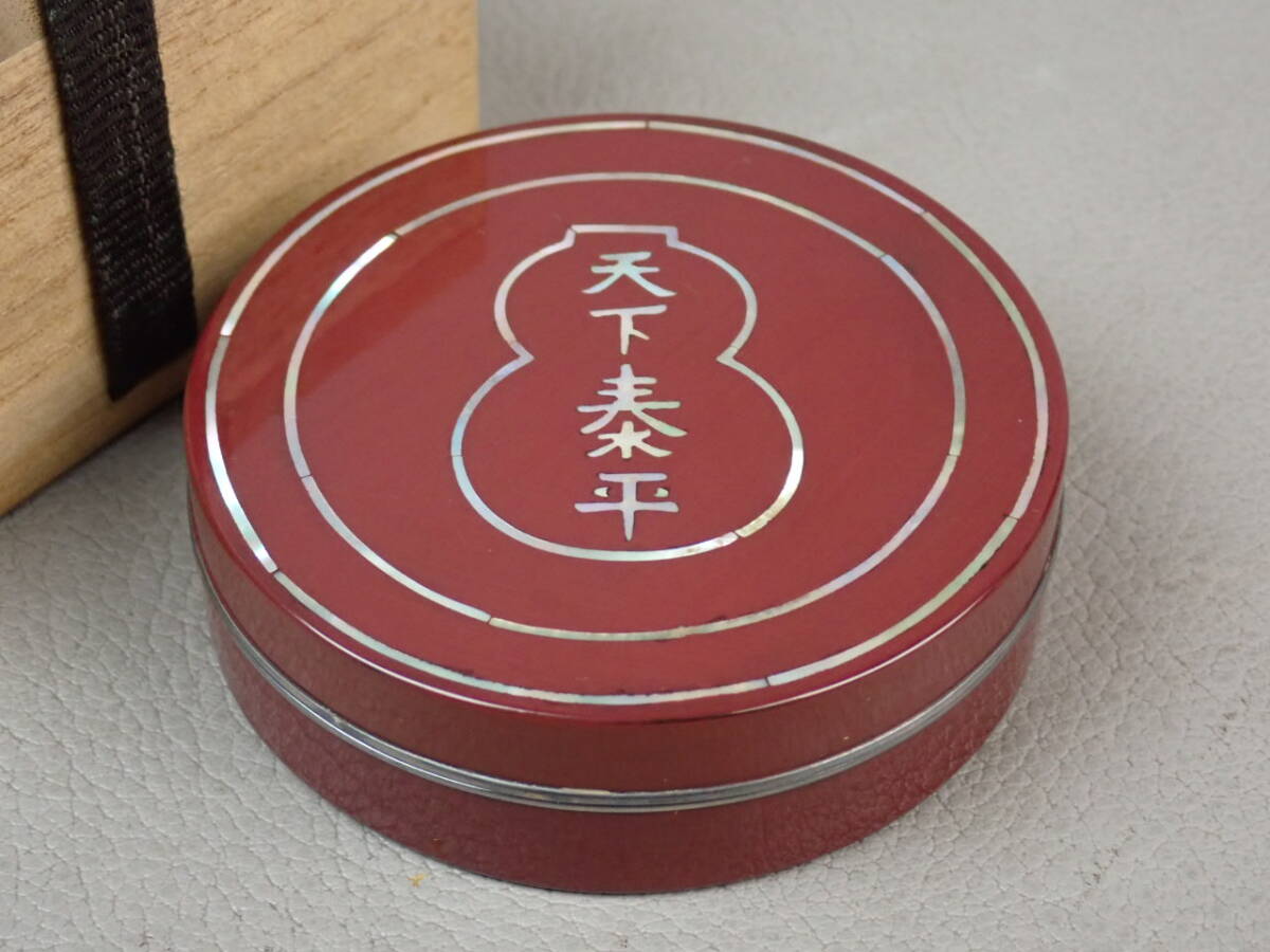 【骨董・茶道具】★古い 螺鈿細工 朱塗★★天下泰平瓢箪文青貝溜塗丸香合 gp119wb拍卖