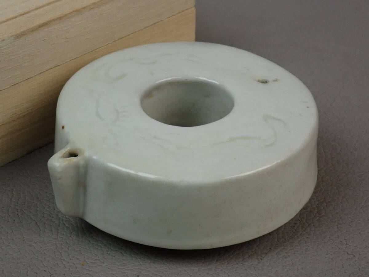 【骨董・茶道具】★李朝★★白磁陰刻花文水滴 gp109vb 文房具 書道具拍卖