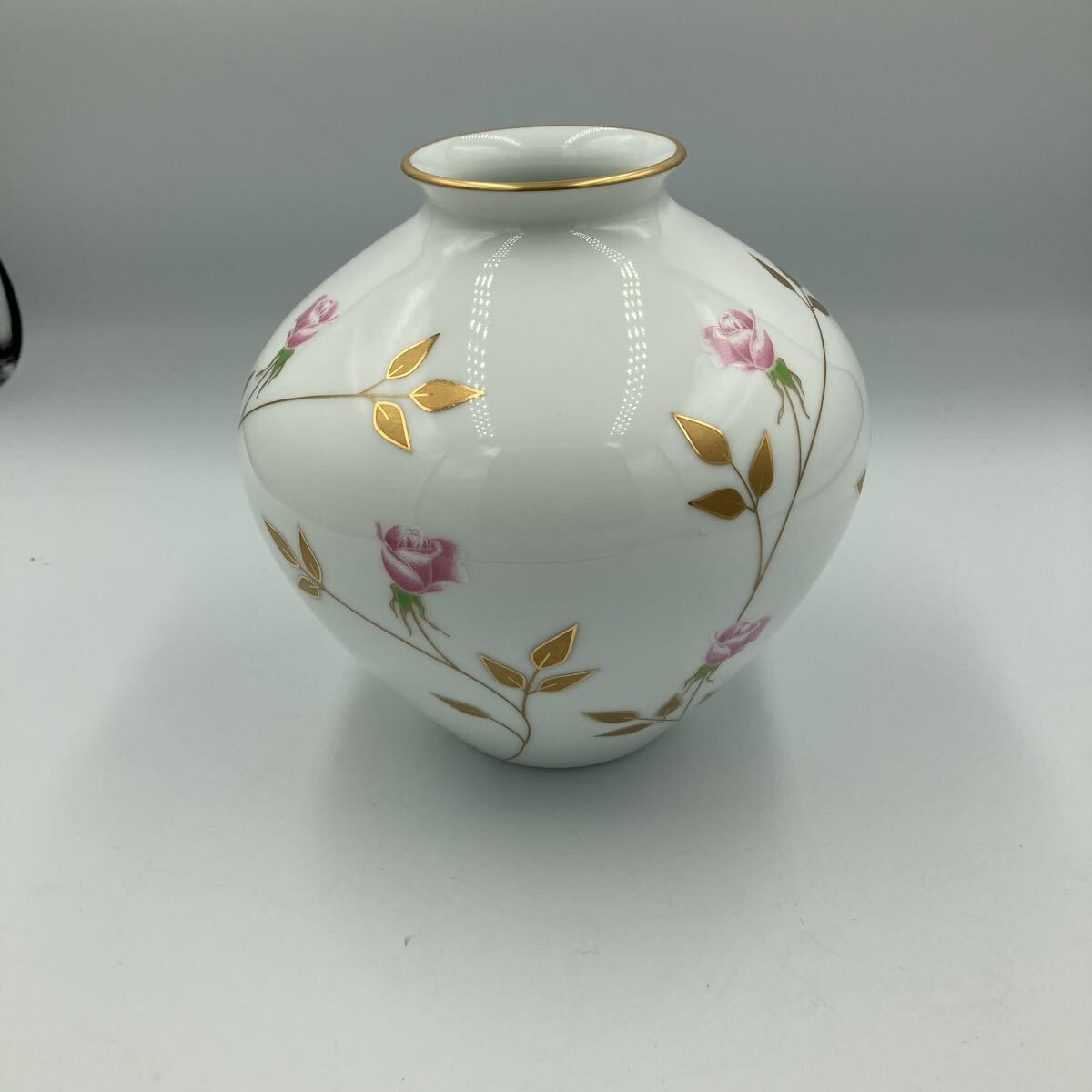 【5712】香蘭社 薔薇 バラ 葉 白磁金彩花器 壺 高さ約20センチ拍卖