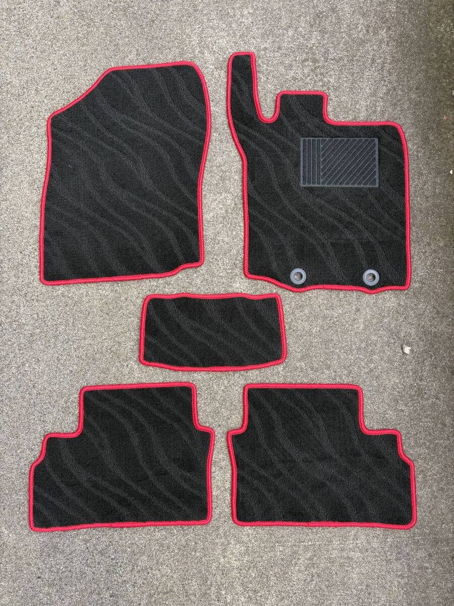 新型 ダイハツ ロッキー 200系 ライズ レックス フロアマット カーマット 赤フレーム 織柄黒 社外新品 ガソリン車用 カー用品拍卖