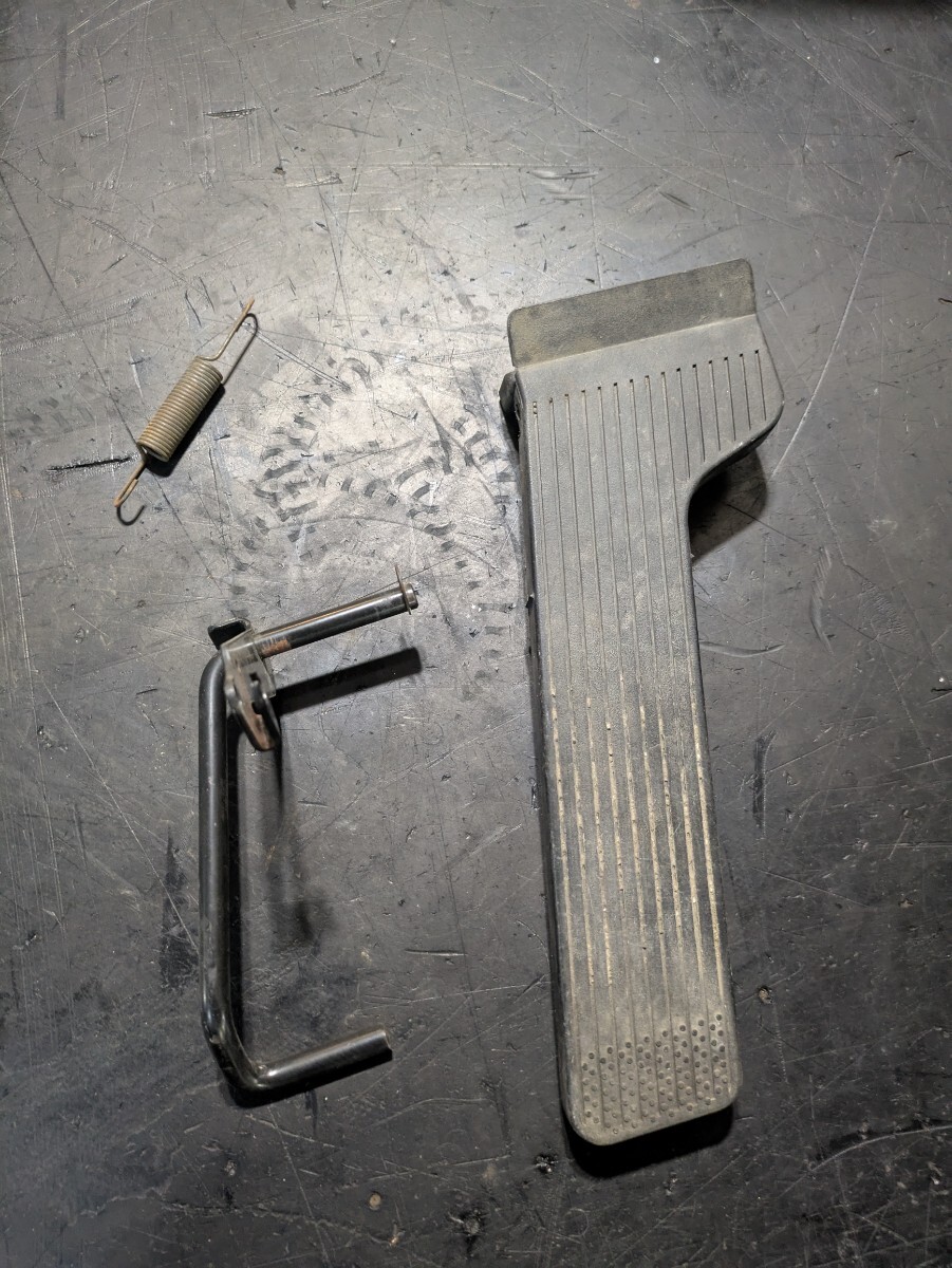 マツダ ポーターキャブ550 PC56Tより取り外し 純正アクセルペダル スプリングのみPC4D? オルガン式拍卖