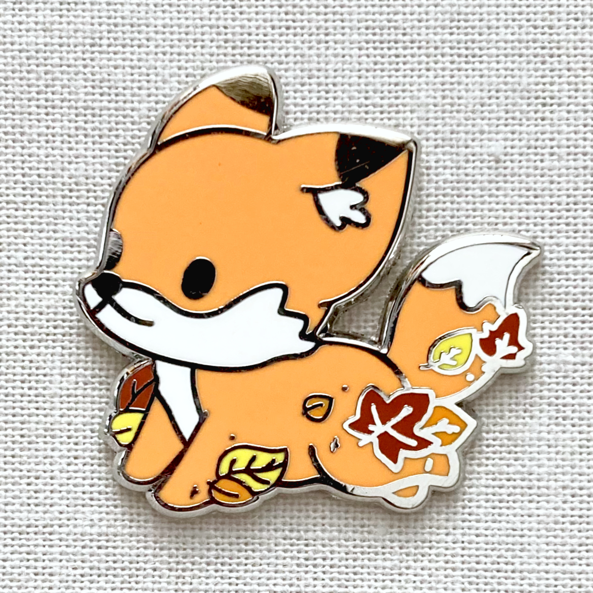 かわいいキツネ 木の葉と狐の子 秋 落ち葉 和風◆ピンバッジ ピンズ バッチ ブローチ◆日本 動物 神獣拍卖