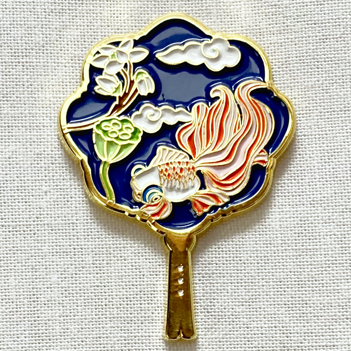 金魚の手鏡 キンギョ 蓮と桜 かわいい◆ピンバッジ ピンズ バッチ ブローチ◆中華風 雑貨 オリエンタル 招福 縁起物拍卖