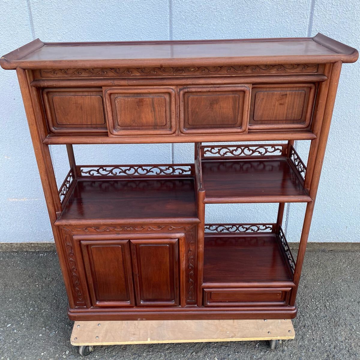 【17939Q084】茶箪笥 タンス 飾り棚 傷・汚れあり 現状品 違い棚 昭和レトロ 家具 木製 透かし彫り 和風 和室 工芸 ※直接お引取歓迎拍卖