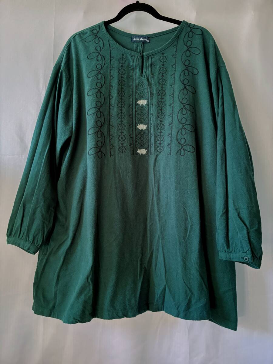 ドラッグストアーズ 長袖チュニック プルオーバー 首元前ボタン 刺繍? ポケット 綿100% ネル? 起毛?深緑系 着丈83 身幅67 ゆったり F 4L近拍卖
