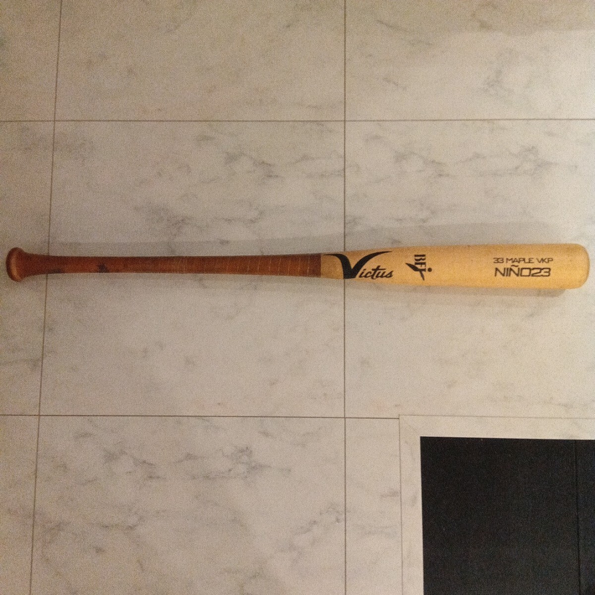 ビクタス Victus 硬式木製バット タティスジュニアモデル 84cm 定価税込み29700円 クラック有 BFJ マスコットバット バンブー くり抜き有拍卖