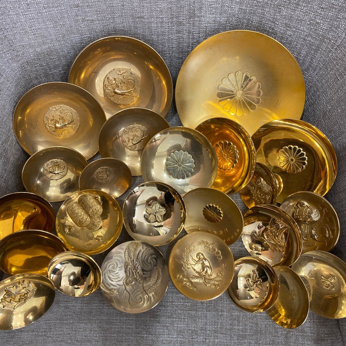 【保管品】 金杯 24KGP 金メッキ Gold Plated 酒器 金盃 盃 記念品 縁起物 祝い事 神事 まとめ売り 総重量 約2.3kg 24個拍卖