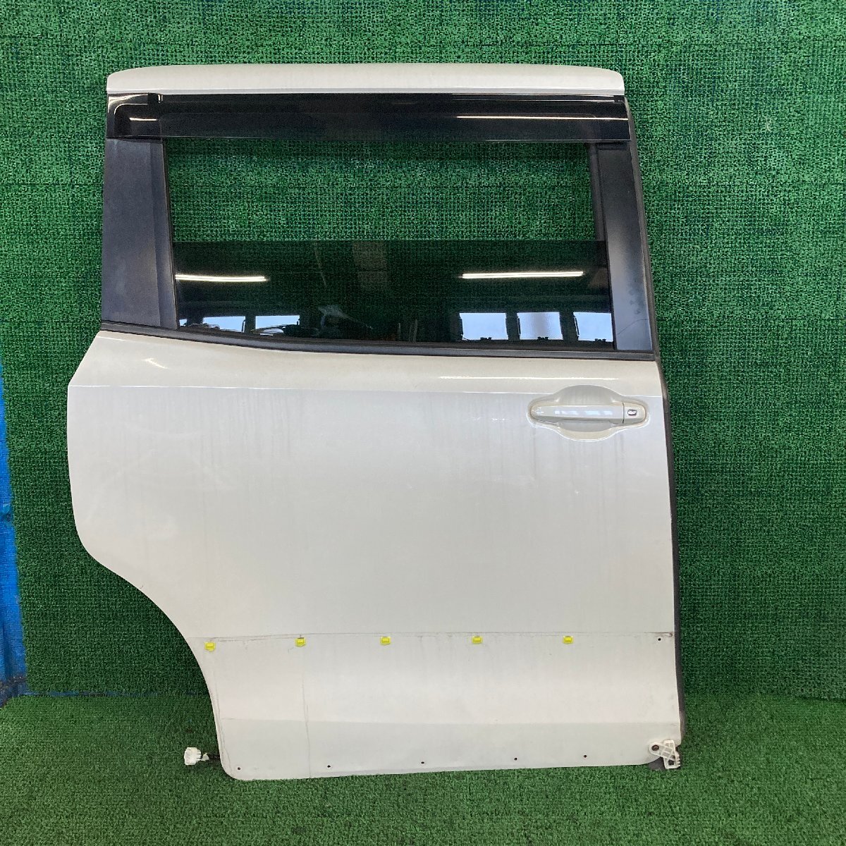 ♪♪ヴォクシー ZS ZRR80W リア右 ドア 日本板 M31Q8 プライバシー 再塗装(W6865)♪♪拍卖