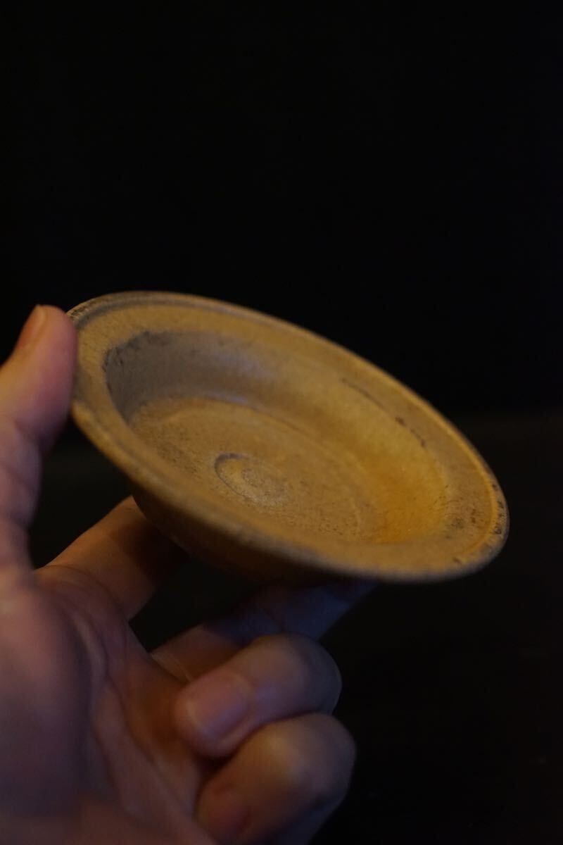 桃山-江戸初期 美濃 丸トチン跡が付いた黄瀬戸あがりの灰釉の盃 平盃 ぐい呑 発掘 堀の手拍卖