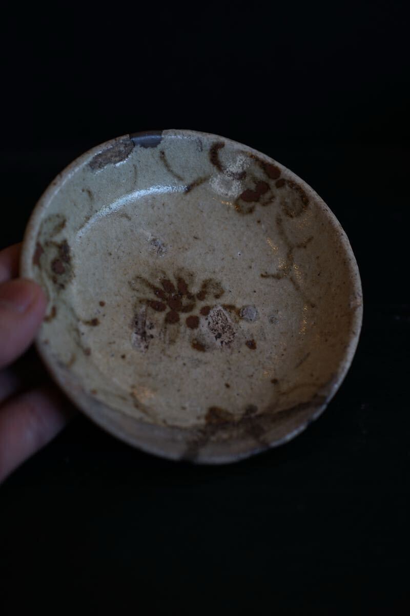 【発掘特集】桃山-江戸初期 美濃 珍しい柄の志野織部の小皿 発掘品 堀の手 陶片拍卖