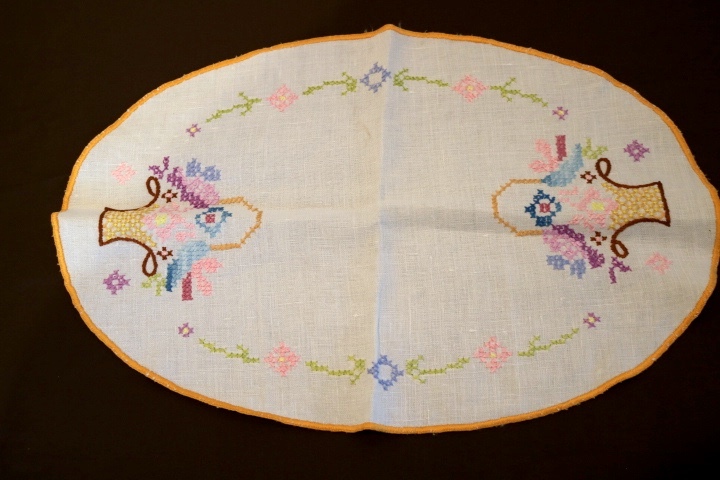 SALE !! ■ フラワーバスケットの手刺繍、麻のテーブルマット ■拍卖