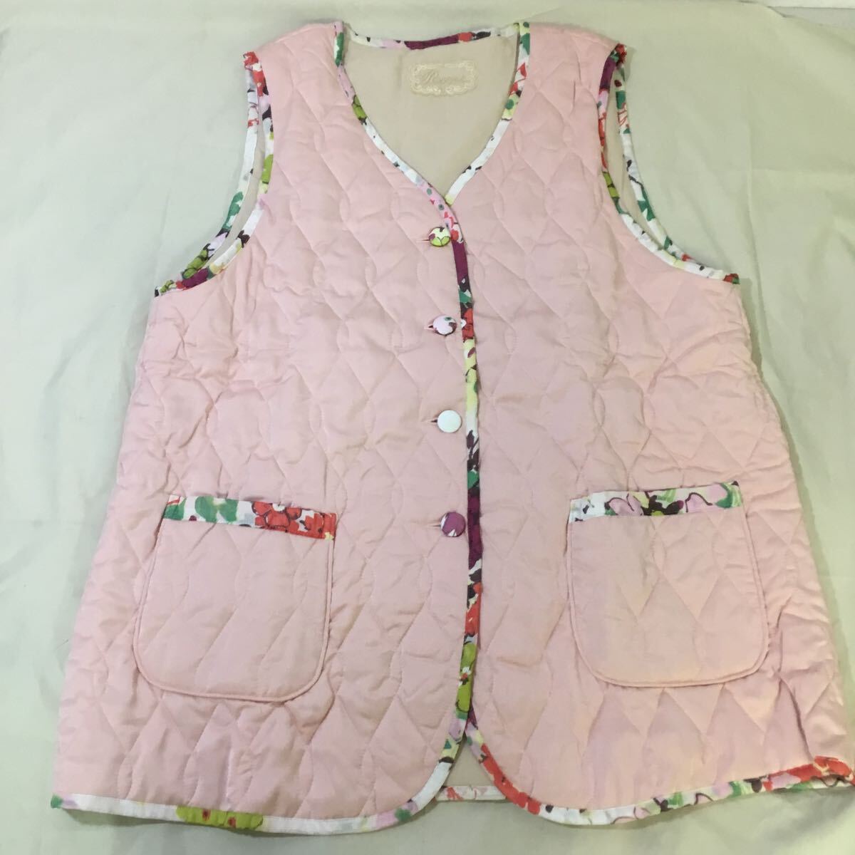 【Rossa】未使用品 インポートロッサ キルティング ベスト サイズ46 ピンク 花柄 秋冬 中綿ベスト 防寒 軽い ルームウェア拍卖