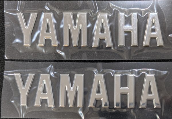 ★タイヤマハ純正 XSR125/155用 タンクサイドカバーエンブレムYAMAHAロゴ 2個セット★シルバー拍卖
