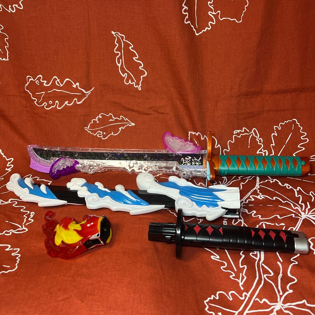 鬼滅の刃 日輪刀 竈門炭治郎胡蝶しのぶ DX日輪刀 動作確認済み 割れ汚れあり 中古 ジャンク品拍卖