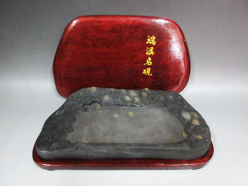 ☆B67 【端渓名硯】 重量(約)2191.6g 細密彫刻 唐木上下蓋付 中国古玩 中国美術 文房四宝 文房具 書道具 硯 古硯 老坑 端渓 骨董品拍卖