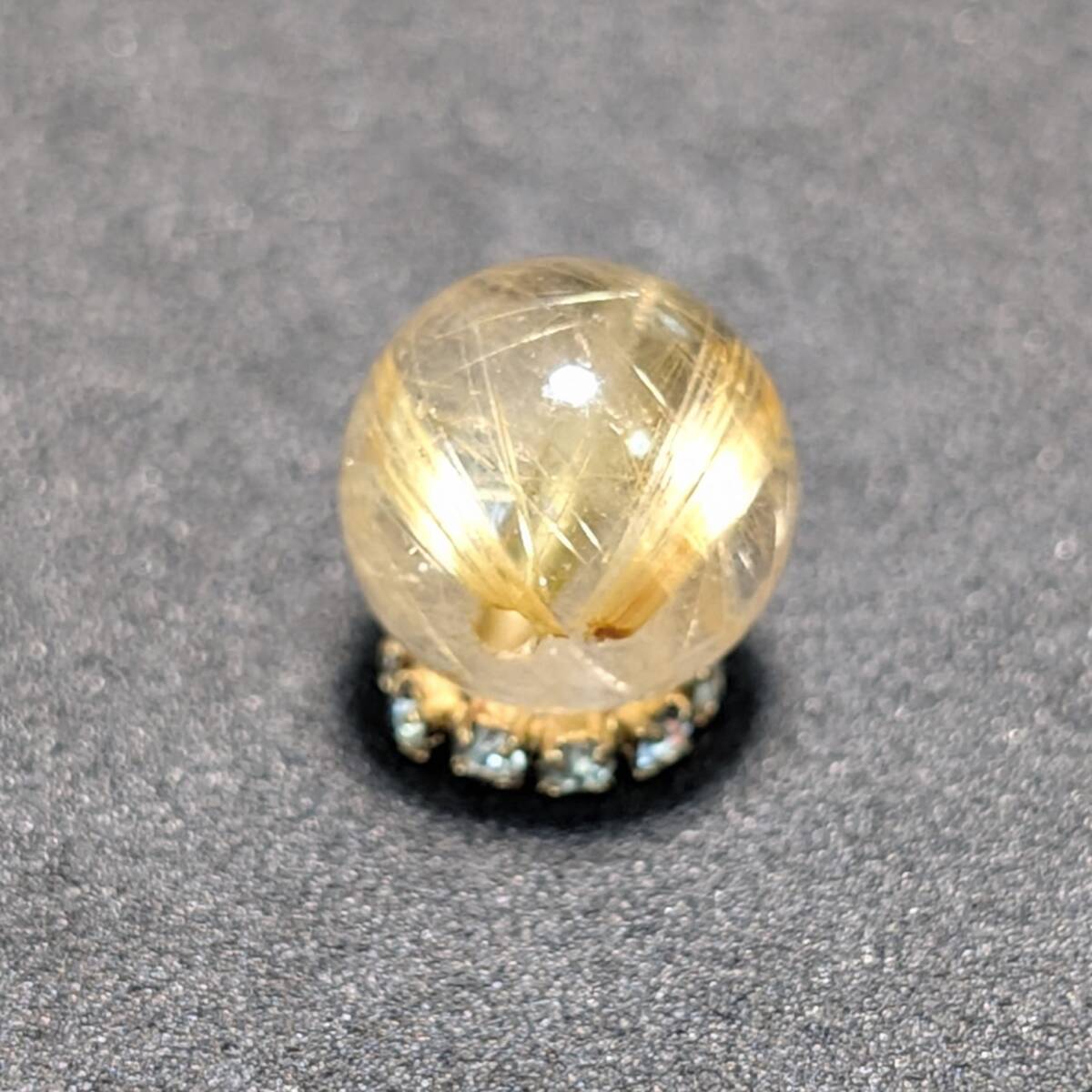 【勝利を目指すあなたへ】ゴールド タイチンルチル 10ミリ V字 金針入り水晶 1粒売り 貫通穴あり パワーストーン お守り効果 贈り物 ギフト拍卖