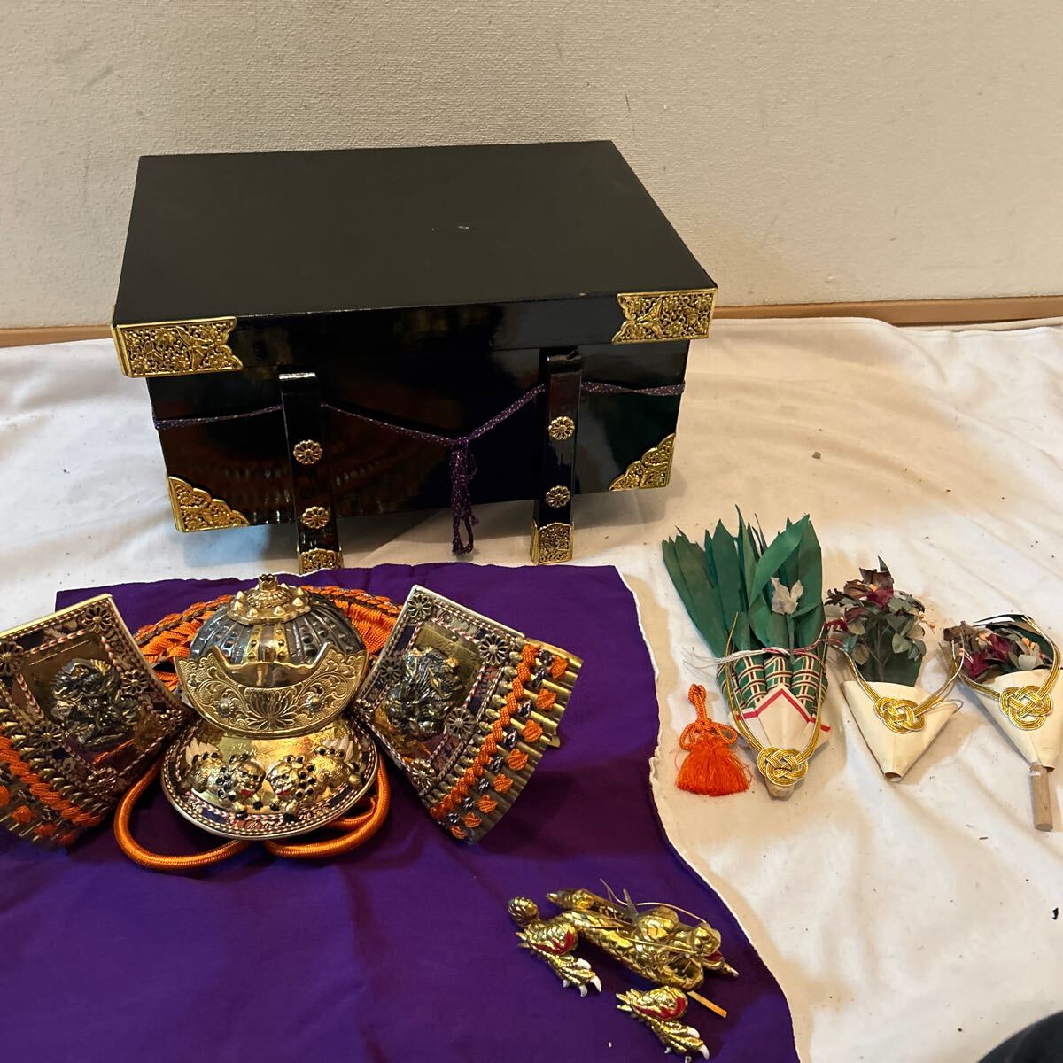 五月人形 兜飾り 兜収納飾り 端午の節句 金色 龍 豪華絢爛 黒塗櫃 / 男の子 初節句 節句飾り 箱付 置物 現状品拍卖