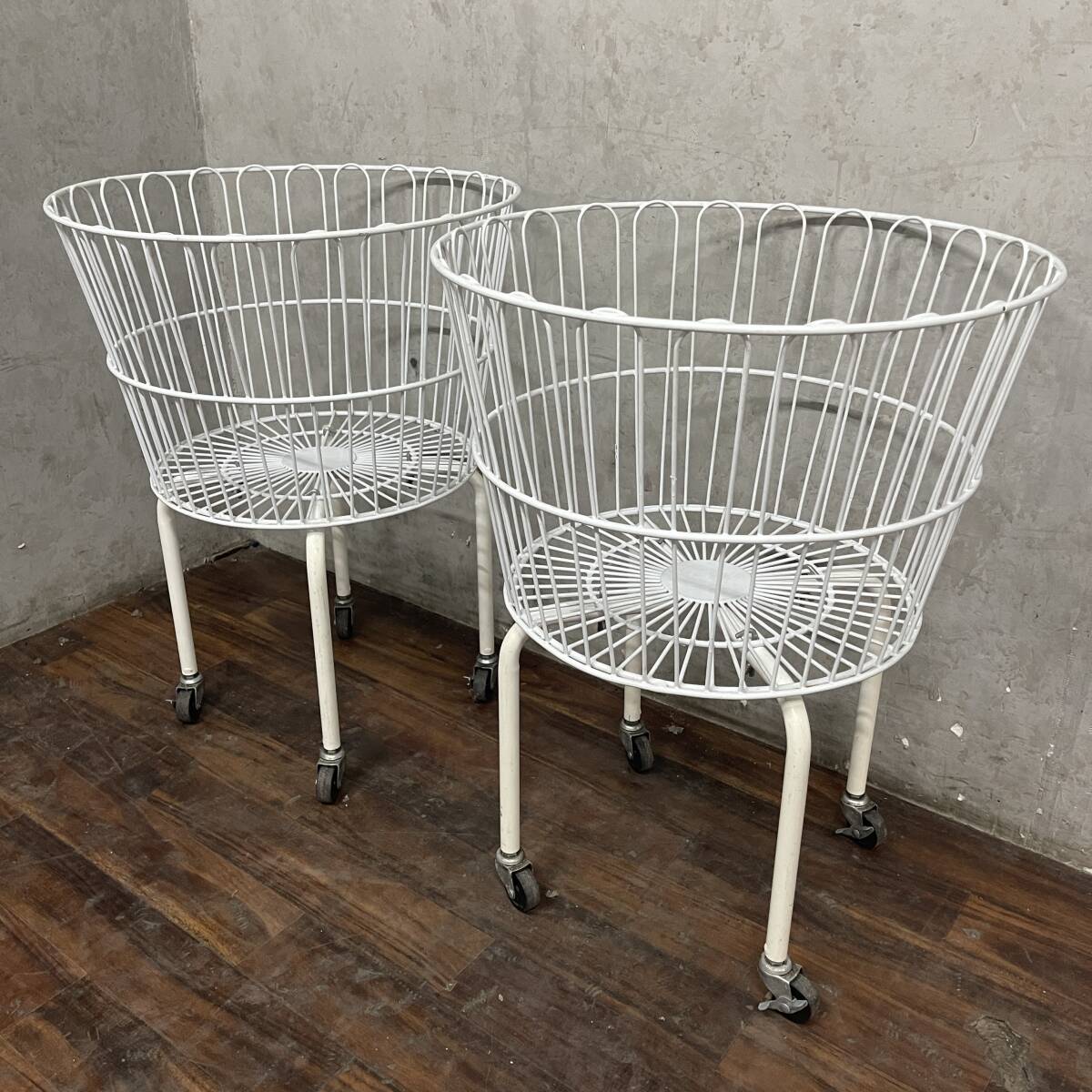 ww5/4 ワイヤーバスケット キャスター付き 2台セット バスケット 店舗什器 店舗用品 白 ホワイト 収納 陳列 業務用 ★直接引取歓迎◎●拍卖