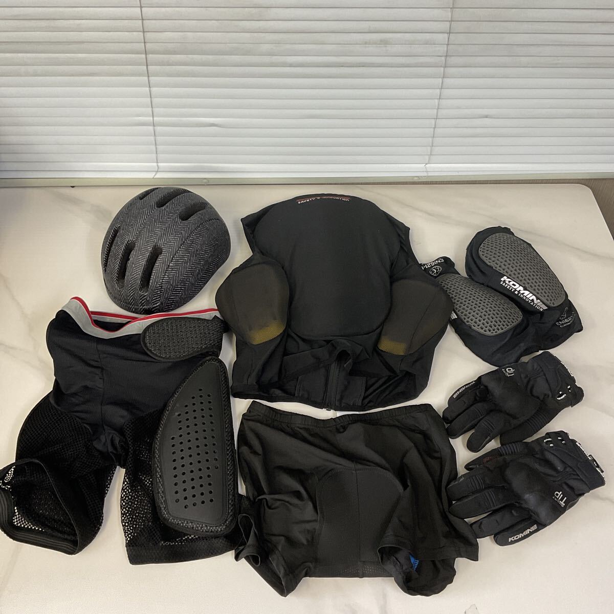 営AB133-100T KOMINE コミネ バイクウェア Lサイズ プロテクター XL グローブ KOOFU ヘルメットおまとめセット CS-1 M/L 0723 EN1621-1拍卖