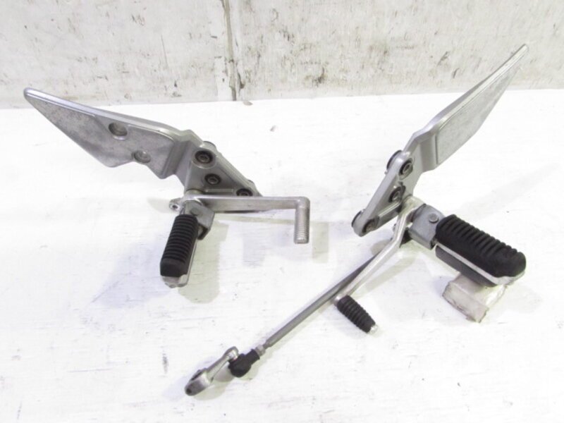 バンディット1200S GV77A お買い得!! 純正 フロントステップASSY 左右SET 検※ GV79A イナズマ1200 GSF1200S 165R47拍卖