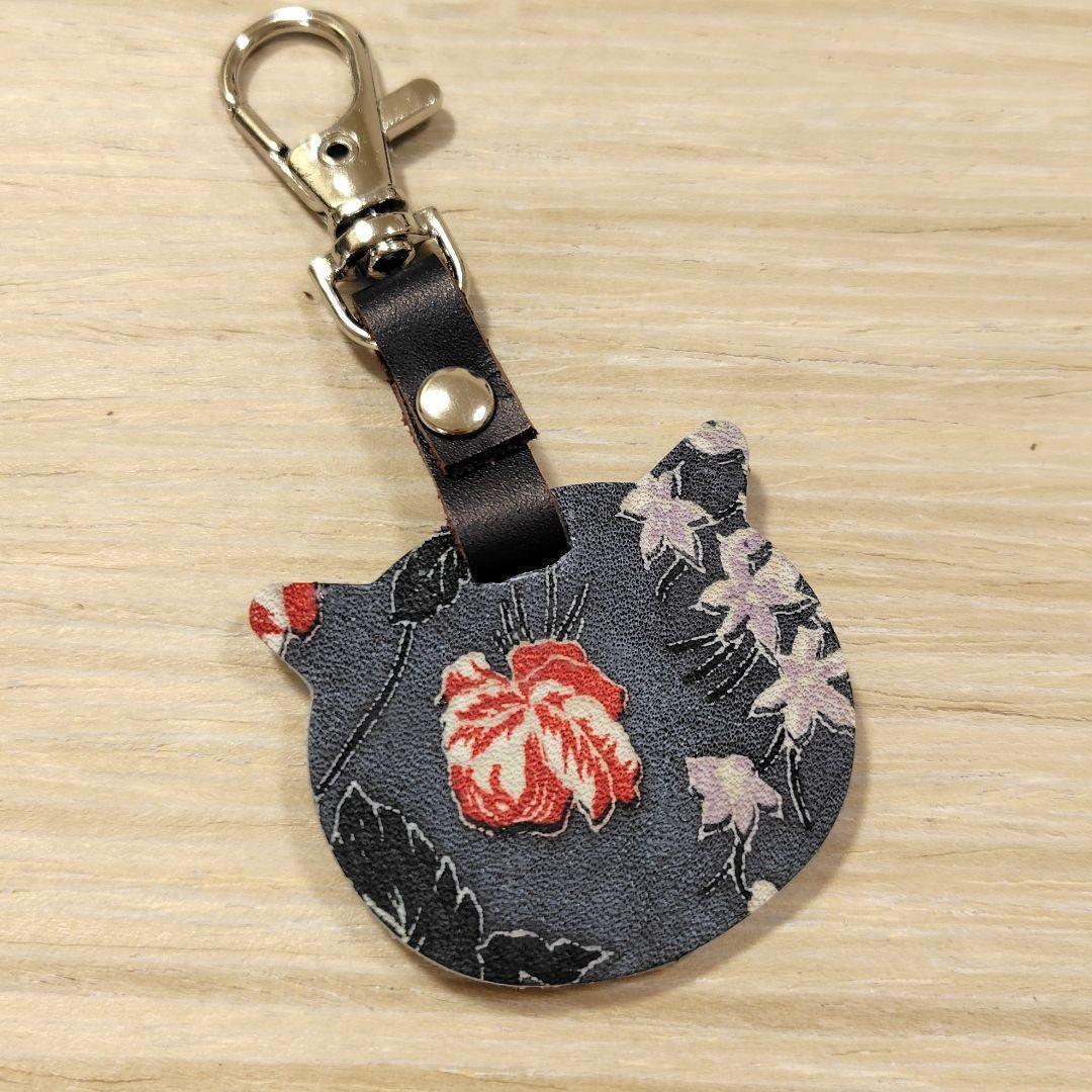 ミニ キーホルダー ねこ 赤白 猫 チャーム タグ 革 ハンドメイド拍卖