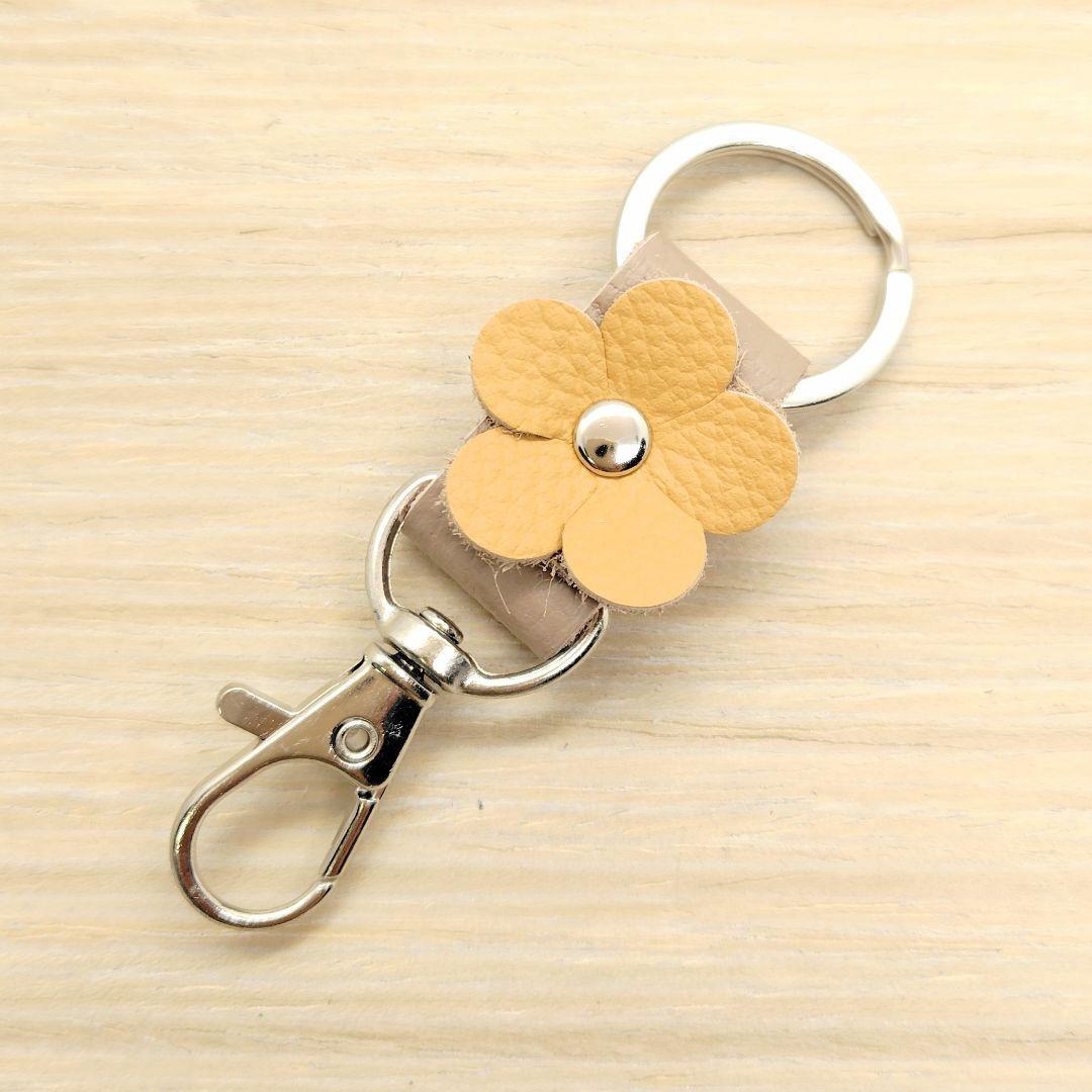 小さい キーホルダー 8cm 【ベージュオークル花】チャーム 革 レザー 牛革 プチギフト ハンドメイド レザークラフト拍卖