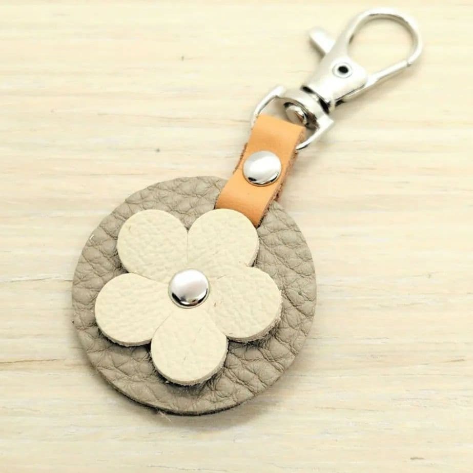 小さい キーホルダー 丸 グレーベージュ【クリーム花】 ストラップ 革 レザー拍卖