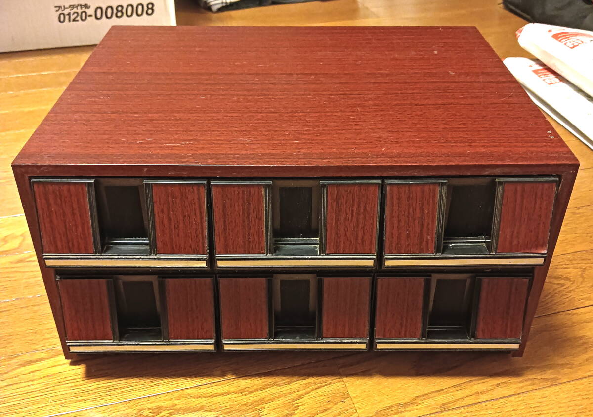 美品 カセットテープ収納ケース 15本×6列計90本収納 昭和レトロ ヴィンテージ 軽量プラスチックと木の合成 縦38cm横31㎝高さ19㎝拍卖