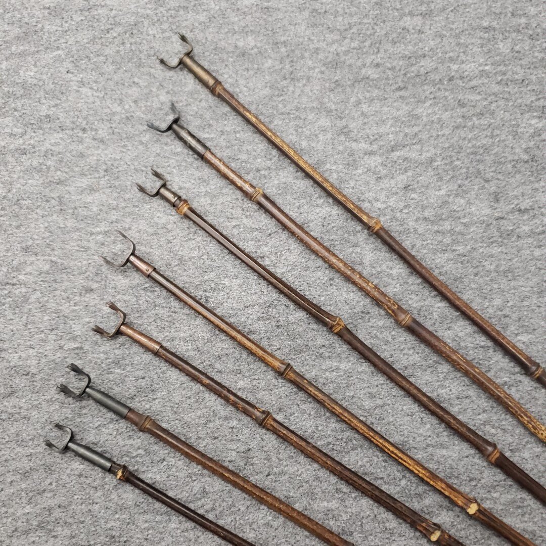竹製矢筈 7本まとめて 黒竹 やはず 95~110cm 掛け軸 掛け棹 掛物棹 自在吊り 茶道具 竹製 矢筈 古道具 アンティーク 小道具【140i4764】拍卖