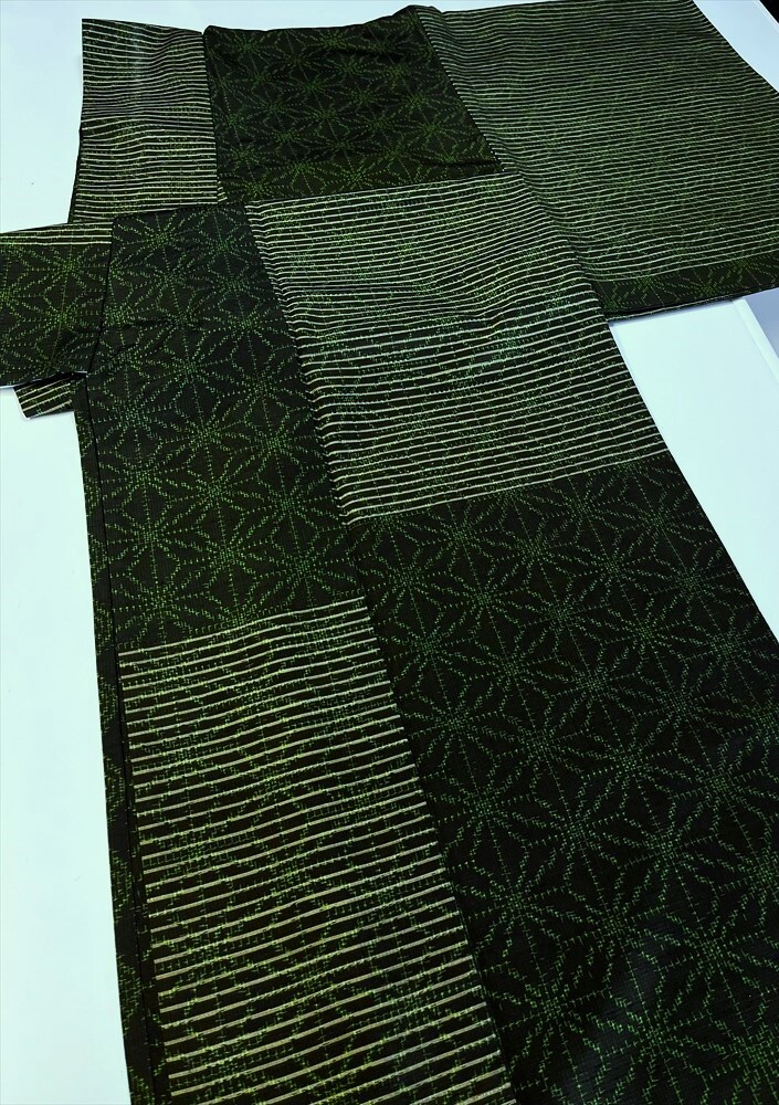 花とら●リサイクル着物 紬 単衣 深緑 麻の葉 絣柄 着用可能 リメイク 素材 250917拍卖